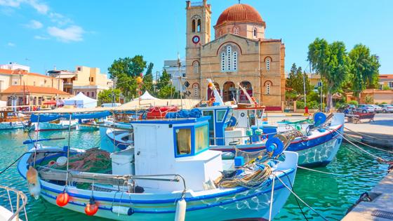 griekenland_saronische eilanden_aegina_haven_vissersboot_kerk_shutterstock (2)