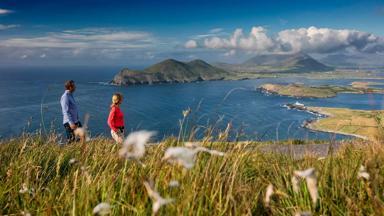 sfeer_ierland_kerry_valentia-island_stel_geokaun-mountain_tourism-ireland (3).jpg