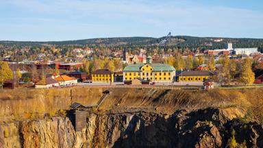 zweden_dalarna_falun_falu-gruva_kopermijn_panorama_geel-huis_huizen_bergen_bomen_shutterstock