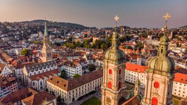 zwitserland_sankt-gallen_sankt-gallen_kathedraal_abdij_daken_stad_shutterstock_1154661400