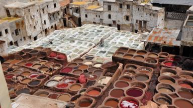 marokko_fes-meknes_fes_leerlooierswijk_verfbaden_mens_kleur_overzicht_w