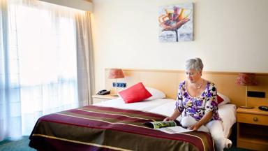 hotel_nederland_lochem_hampshire-hotel-hof-van-gelre_kamer_comfort_vrouw