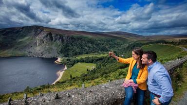 Ierland-County-Wicklow-auto-Lough Tay