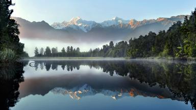 nieuw-zeeland_fox glacier_lake matheson_shutterstock