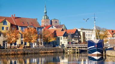 duitsland_noord-duitsland_stralsund_boot_boot_dok_kade_huis_huizen_kerktoren_getty