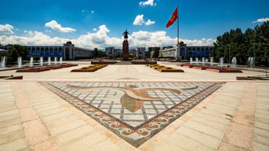 kirgizie_bishkek_ala-too-square_plein_vlag_shutterstock