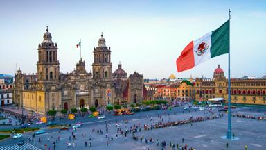 mexico_mexico-city_zocalo_metropolitan-cathedral_kathedraal_vlag_plein_constitution-square_getty