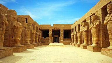 egypte_luxor_tempel-karnak_binnenplaats_beelden_b