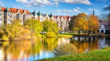 polen_baltische-staten_szczecin_park_rusalka-meer_boom_huizenrij_herfstkleur_zon_getty