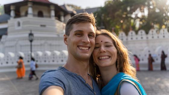 sri-lanka_kandy_tempel-van-de-tand_stel_selfie_man_vrouw_shutterstock_1733623733
