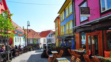 noorwegen_rogaland_stavanger_kleur_straat_terras_mensen