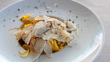 italie_piemonte_alba_witte-truffel_pasta_truffel_bord_schaafsel_getty