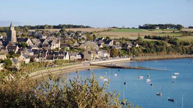frankrijk_bretagne_saint-suliac_vissersdorp_zee_bootjes_GettyImages-516180377