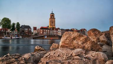 nederland_overijssel_deventer_water_lebuinuskerk_uitzicht_rotsen_getty