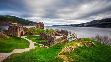 schotland_highlands_loch-ness_urguhart-castle_kasteel_ruine_meer_getty