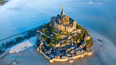 frankrijk_normandie_mont-saint-michel_eiland_kerk_zee_shutterstock
