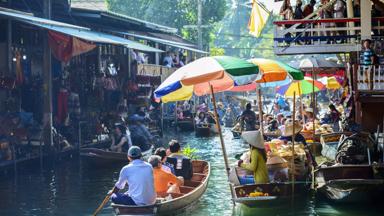 thailand_bangkok_damnoen-saduak-floating-market_markt_boot_mensen_parasol_varen_shutterstock