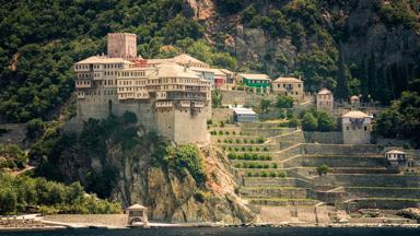griekenland_athos_heilige-berg_oros-athos_vanaf-water_Dionysiou-klooster_zee_getty