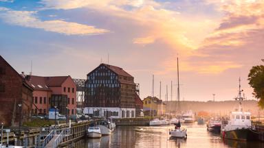 litouwen_klaipedia_haven_kade_vakwerkhuis_zeilboot_zonsondergang_getty