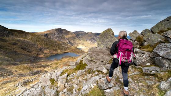 groot-brittannie_wales_snowdonia-national-park_nationaal-park_hiking_wandelaar_vrouw_berg_gebergte_tryfan_glyder-fawr_llyn-bochlwyd_uitkijk_meer_getty