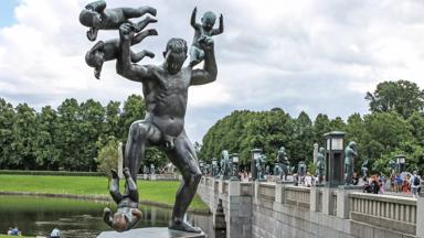 noorwegen_oslo_vigelandpark_standbeeld_man_kinderen_kunst_pixabay