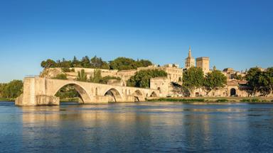 frankrijk_provence-alpes_avignon_saint-benezet_pont-d-avignon_rivier_brug_GettyImages-610840533