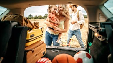 algemeen_familie_kind_moeder_auto_inpakken_GettyImages-1267554359