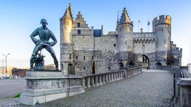 belgie_antwerpen_het-steen_ingang_poort_shutterstock