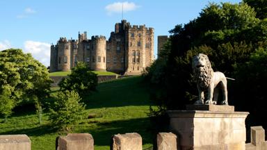 engeland_noordoost-engeland_northumberland_alnwick-castle_kasteel_leeuw_standbeeld_GettyImages-155006367