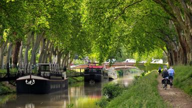 frankrijk_occitanie_toulouse_canal-du-midi_fietsen_boot_shutterstock_141353413