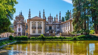 portugal_vila-real_mateus-paleis_palacio-de-mateus_torens_barok_shutterstock