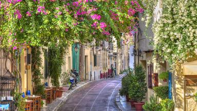 griekenland_athene_plake-gebied_bloemen_straatje_shutterstock