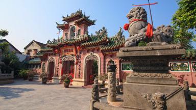 vietnam_hoi-an_quan-cong-tempel_poort_roze_standbeeld_leeuw_getty