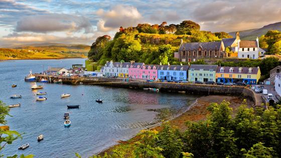 schotland_binnen-hebriden_isle-of-skye_portree_bootjes_huitzen_shutterstock_144467050