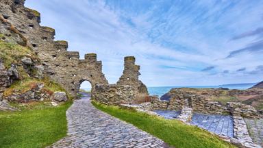 engeland_cornwall_tintagel-castle_ruine_zee_kust_getty