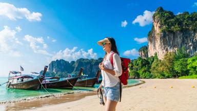 thailand_phuket_railay-schiereiland_vrouw_boot_shutterstock_2137676285