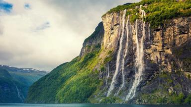 noorwegen_more-og-romsdal_geiranger_vakantiepark-noorwegen_geiranger-fjord_waterval_shutterstock