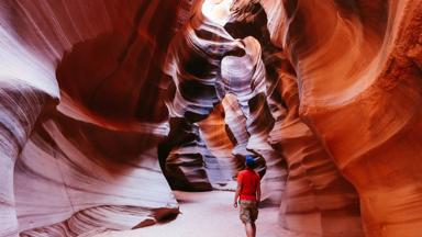 verenigde-staten_arizona_page_antelope-canyon_slot-canyon_man_getty