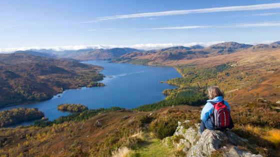 schotland_highlands_trossachs_vrouw_uitzicht_meer_heuvels_GettyImages-97944979