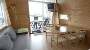 vakantiepark_denemarken_jutland_fredericia_dancamps-trelde-naes_tweekamerwoning_woonkamer-terras_h