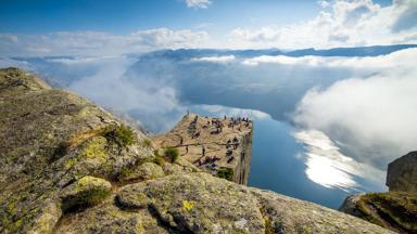 Noorwegen_rogaland_Preikestolen_klif_mensen_wolken