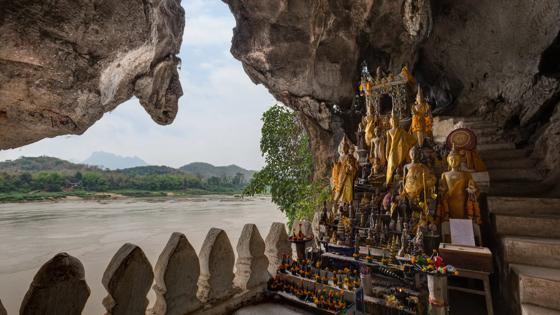 laos_luang-prabang_pak-ou-caves_grot_boeddha-beelden_goud_rivier_trap_shutterstock