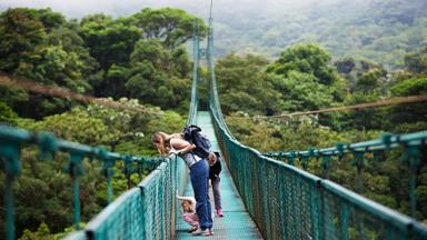 costa rica_regenwoud_moeder_kind_GettyImages-763172559