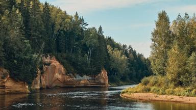 letland_guaja-national-park_sietiniezis-rock_rivier_bos_klif_GettyImages-1193441959