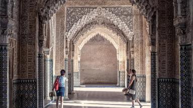 spanje_andalusie_granada_alhambra_gang_hal_mensen_pixabay