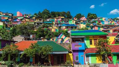 indonesie_java_semarang_kalisari-rainbow-village_gekleurde-huizen_panorama_shutterstock_1164400741.jpg