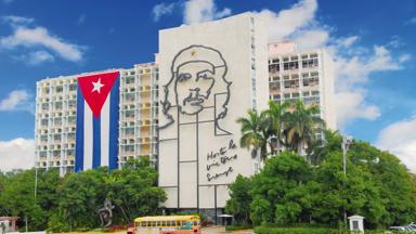 cuba_havana_regeringsgebouw-met-afbeelding-che-guevara_bus_cubaanse-vlag_b