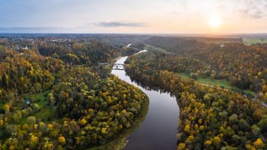 polen_baltische-staten_letland_sigulda_gauja_rivier_brug_landschap_bos_huis_vergezicht_zonsondergang_getty