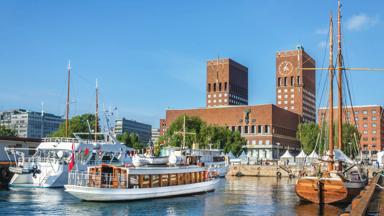 noorwegen_oslo_haven_stadhuis_schepen_shutterstock_240355108