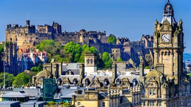 schotland_edinburgh_edinburgh_balmoral-clock_toren_kasteel_stad_shutterstock_1420586342